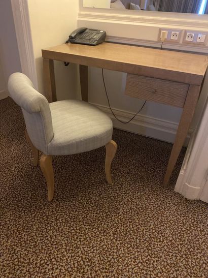 Petit bureau en mélaminé imitation bois clair...