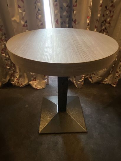 Table guéridon, piètement en acier laqué...