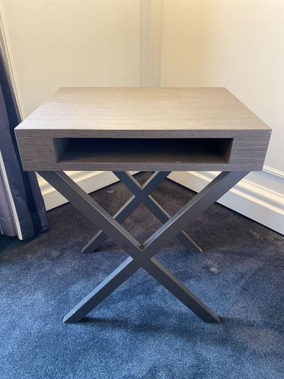 Paire de tables de chevet à piètement métalliques...