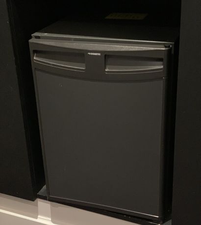 Mini bar (En l'état, usures et accidents).

Hauteur:...