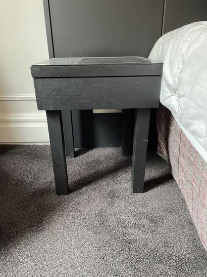 Deux chevets en bois foncé avec un tiroir...