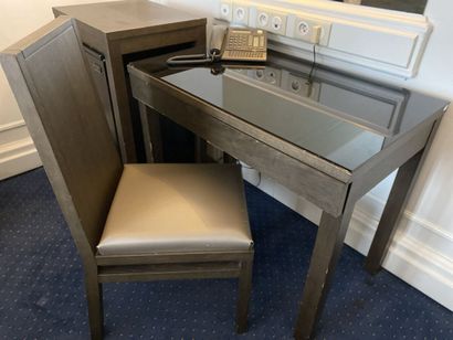Petit bureau en mélaminé noir ouvrant à deux...