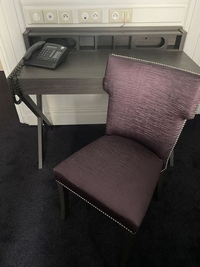 Bureau rectangulaire à piètement métallique...