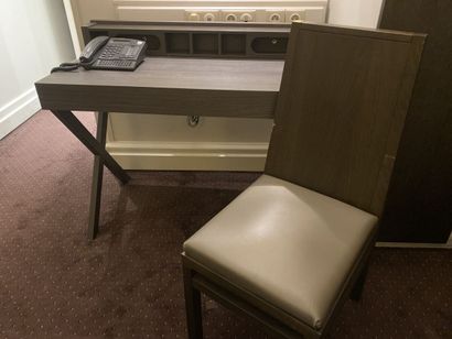 Bureau rectangulaire à piètement métallique...