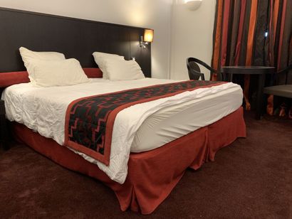 Un lit double sur deux sommiers 200 x 180...