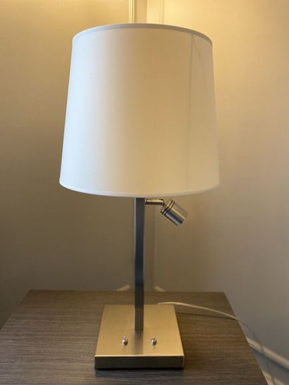 Paire de lampes de chevet en métal chromé...