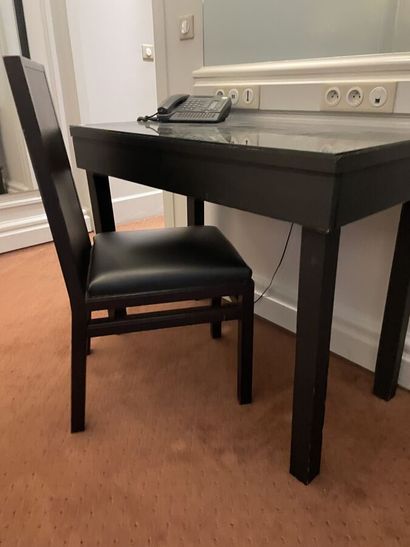 Bureau rectangulaire en bois comportant deux...