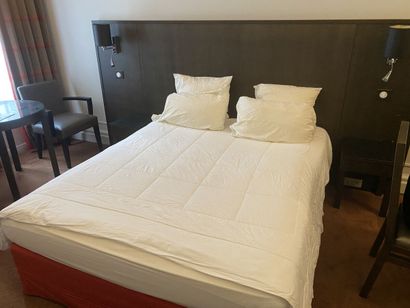 Lit double composé d'un sommier, un matelas,...