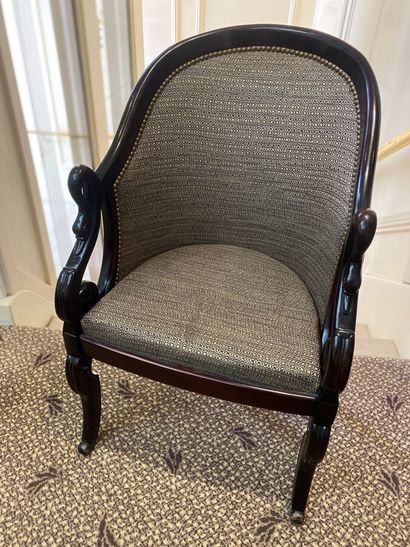 Fauteuil gondole en bois vernis à accotoirs...