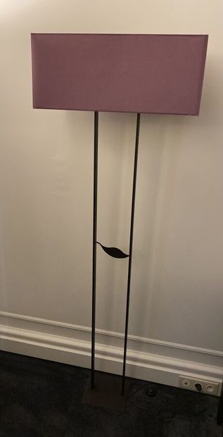 Grand lampadaire à deux montants métalliques,

à...