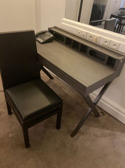 Bureau rectangulaire à piètement métallique...