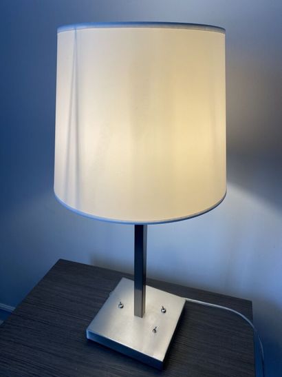 Suite de trois lampes de chevet en métal...