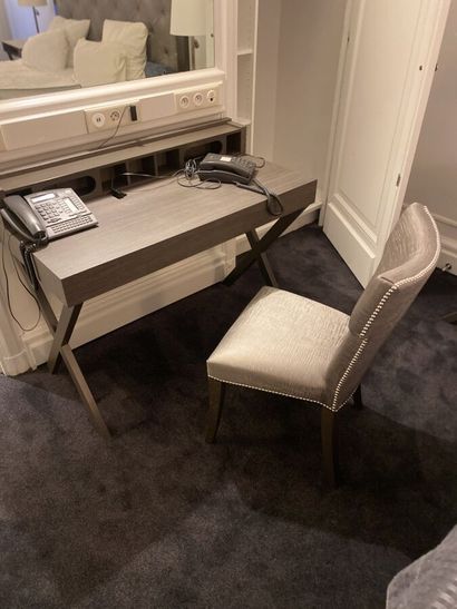 Bureau rectangulaire à piètement métallique...
