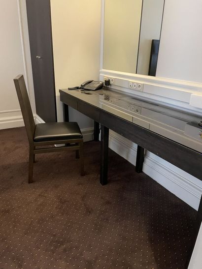 Bureau rectangualaire en bois comportant...