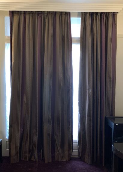 Paire de rideaux doublés, tissu à décor de...