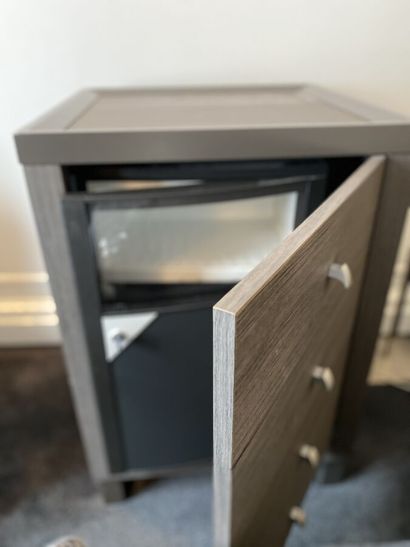 Meuble mini-bar en mélaminé imitation bois...