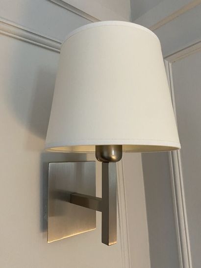 Paire d'appliques en acier chromé à une lumière

H...