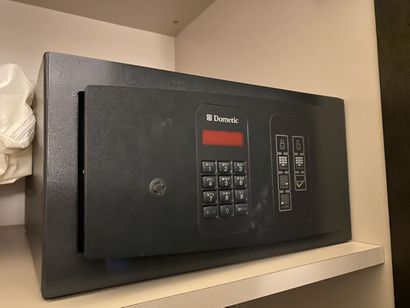 Petit coffre-fort à code à clavier de marque...