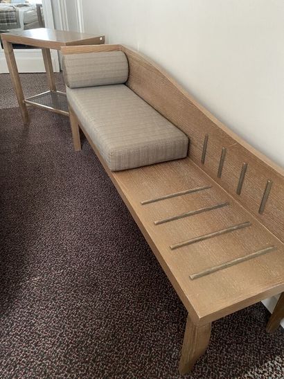Petite banquette de repos formant à l'extremité...