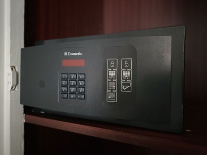 Petit coffre-fort à code à clavier de marque...