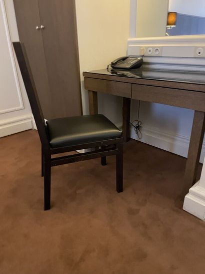 Bureau rectangulaire en bois comportant deux...