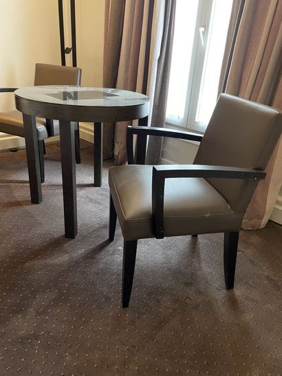 Deux fauteuils en bois garnis de skai taupe...