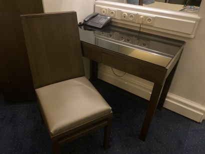 Petit bureau en mélaminé noir ouvrant à deux...