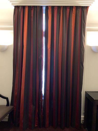 Paire de rideaux doublés, tissu à décor de...