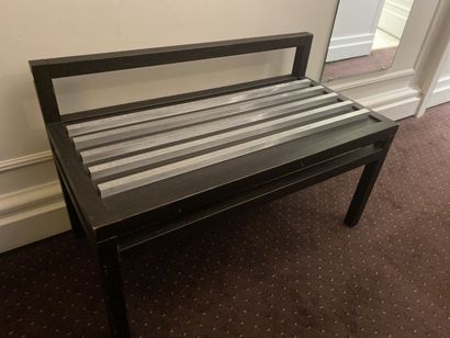 Meuble porte-valise en bois, à bordure métallique...