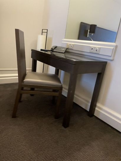 Bureau rectangulaire en bois comportant deux...