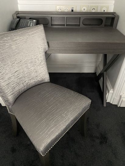 Bureau rectangulaire à piètement métallique...