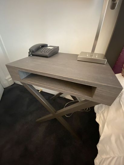 Paire de tables de chevet à piètement métalliques...