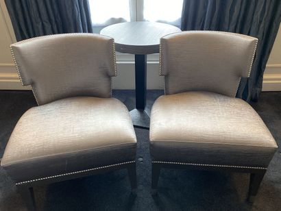 Paire de chauffeuses, le piètement en aggloméré...