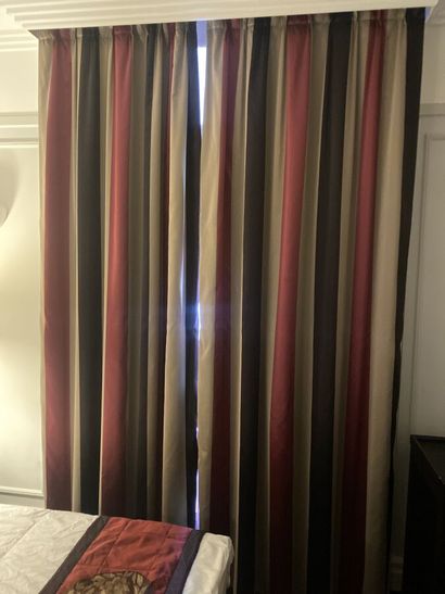 Paire de rideaux doublés, tissu à décor de...