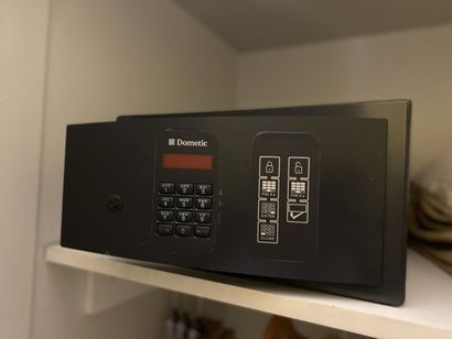 Petit coffre-fort à code à clavier de marque...