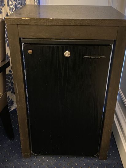 Meuble mini-bar en mélaminé imitation bois...