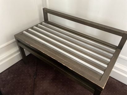 Meuble porte-valise en bois, à bordure métallique...