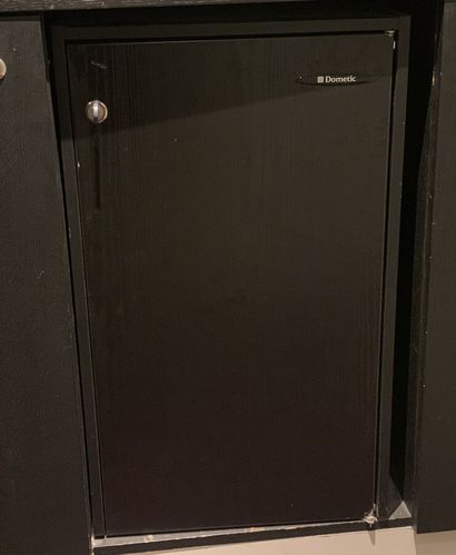 Mini bar (En l'état, usures et accidents).

Hauteur:...