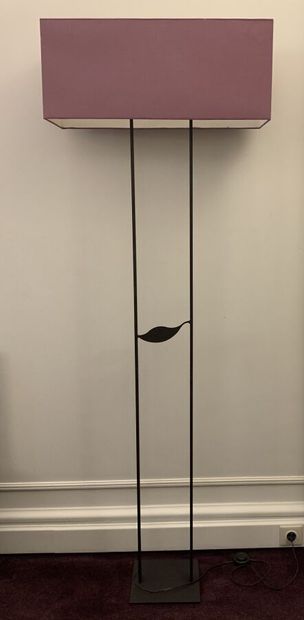 Lampadaire à deux montants réunit par un...