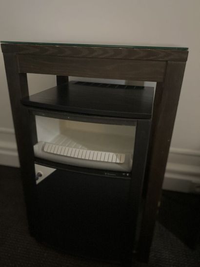 Minibar en bois foncé fermant à clé

Dimensions...