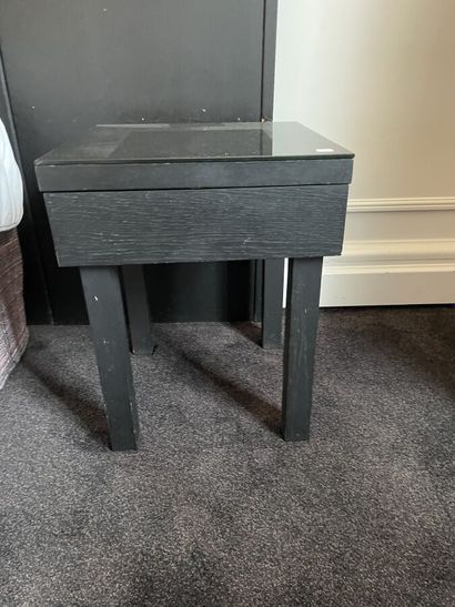2 chevets en bois foncé avec un tiroir et...