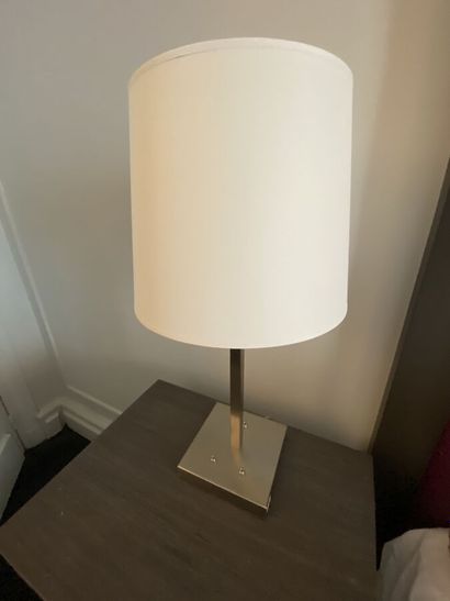 Paire de lampes de chevet en métal chromé...
