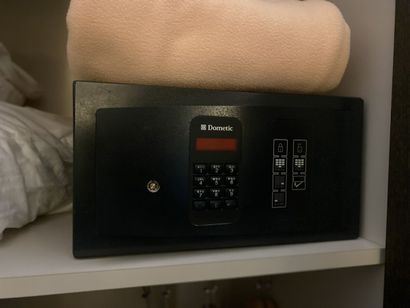 Petit coffre-fort à code à clavier de marque...