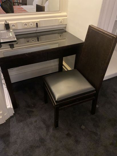 Petit bureau en mélaminé noir ouvrant à deux...