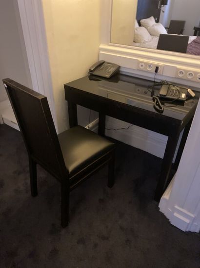Petit bureau en mélaminé noir ouvrant à deux...