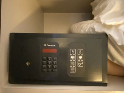 Petit coffre-fort à code à clavier de marque...