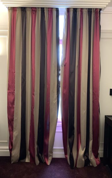 Paire de rideaux doublés, tissu à décor de...