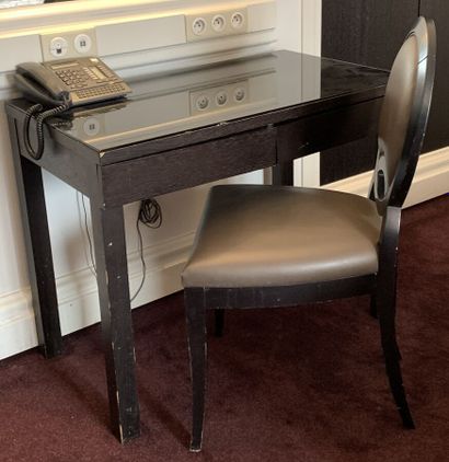 Petit bureau en bois de placage teinté noir...