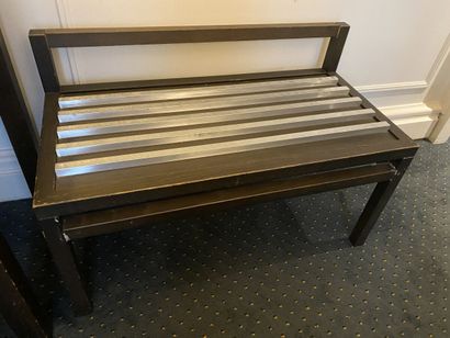 Meuble porte-valise en bois, à bandes métalliques...