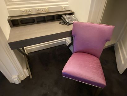 Bureau rectangulaire à piètement métallique...